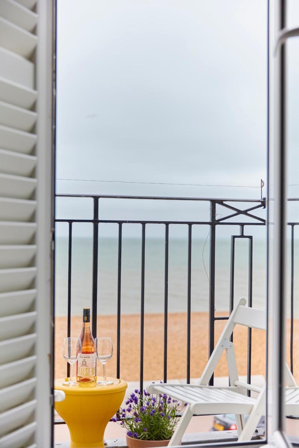 Spacious Beach Front Apartment With Stunning Sea Views Дил Экстерьер фото