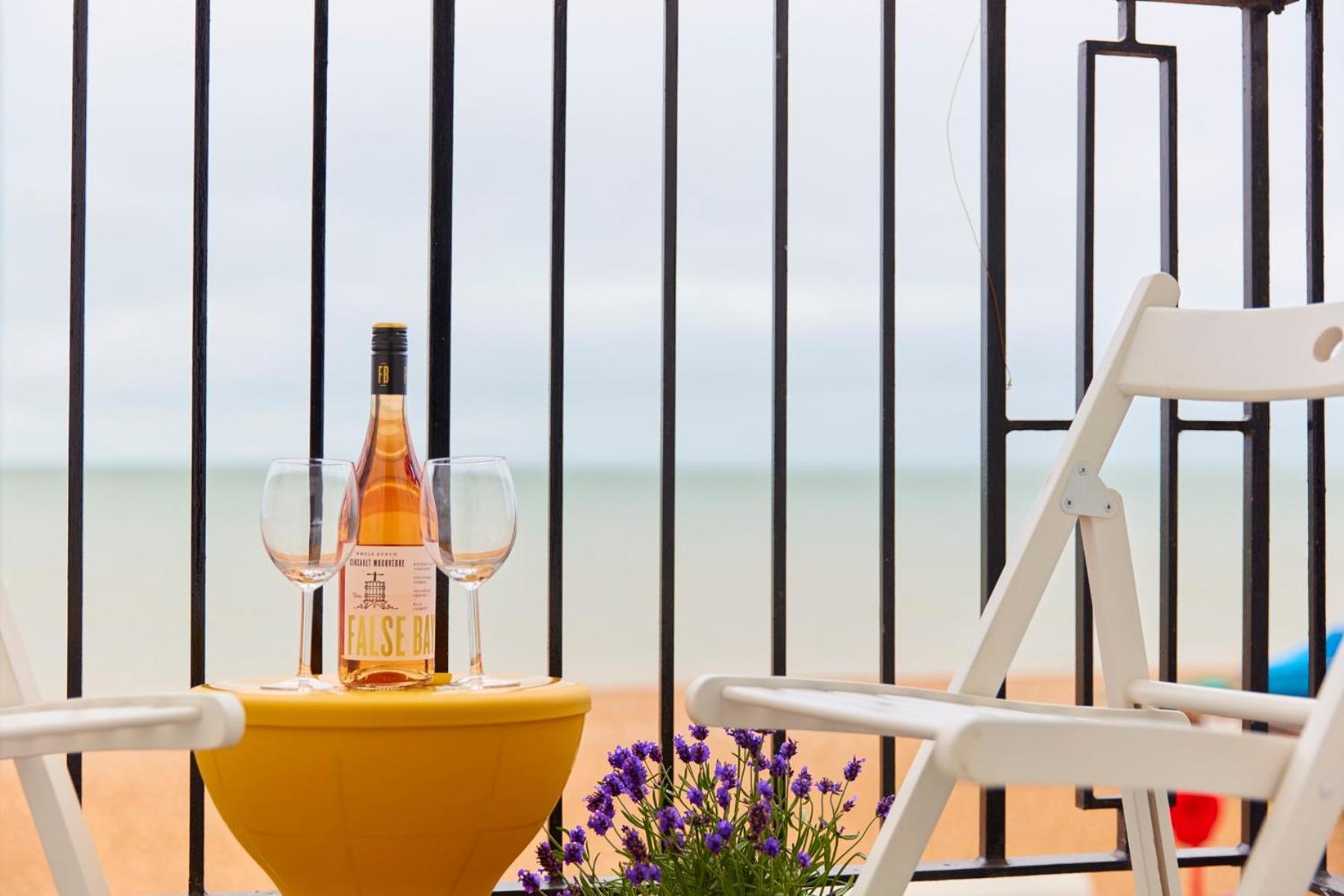 Spacious Beach Front Apartment With Stunning Sea Views Дил Экстерьер фото